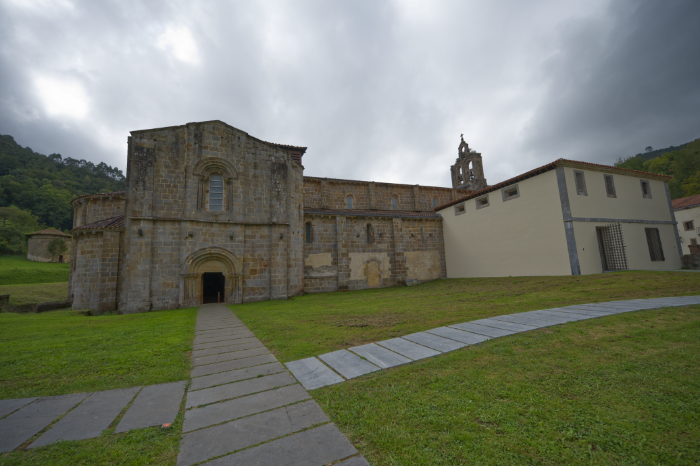 Vista externa de la iglesia del monasterio de Valdedios